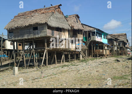 Belen, Iquitos, Pérou, des maisons sur pilotis au-dessus de la rivière Itaya durant la saison sèche Banque D'Images