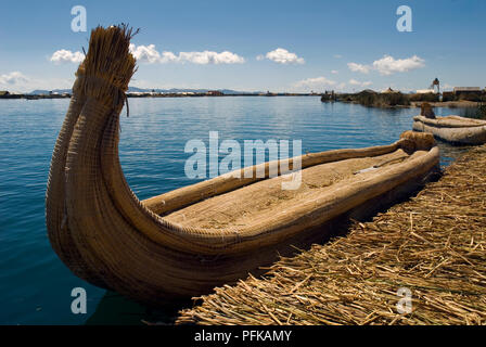 Le Pérou, le Lac Titicaca, les îles flottantes Uros, un bateau amarré reed Banque D'Images