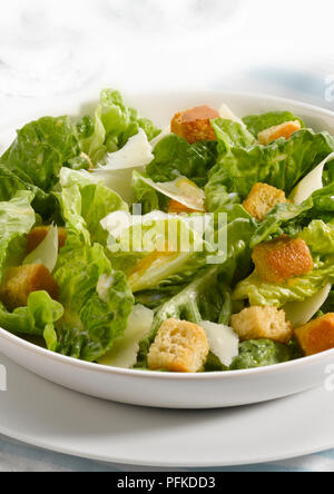 Bol de Salade César, contenant de la laitue cos, fromage parmesan et croûtons, close-up Banque D'Images