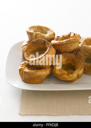 Yorkshire puddings, sur une assiette, close-up Banque D'Images