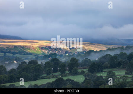 Holwick cicatrice avec les collines du haut Pennines voilé de nuage dans l'arrière-plan, Vue de sifflet Crag, Middleton-in-Teesdale, County Durham, Banque D'Images