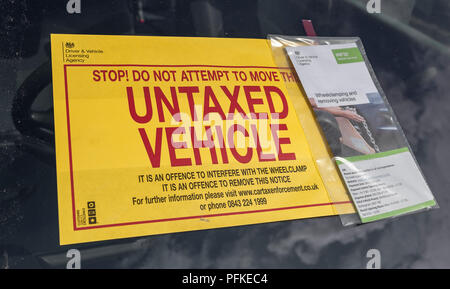 Un véhicule non taxés avis coincé sur le pare-brise d'une voiture non taxés Banque D'Images