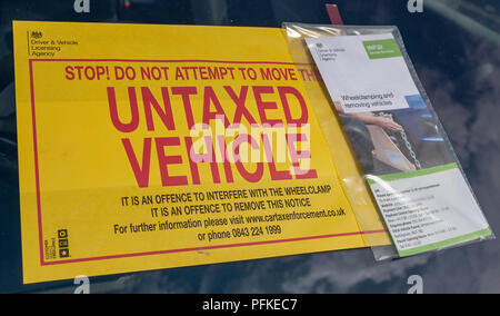 Un véhicule non taxés avis coincé sur le pare-brise d'une voiture non taxés Banque D'Images
