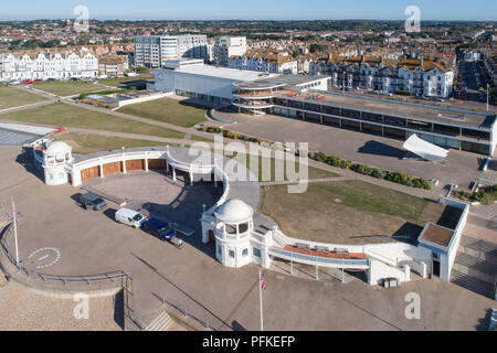 Vue aérienne du pavillon de la warr à Bexhill on Sea sur la côte de l'East Sussex Banque D'Images