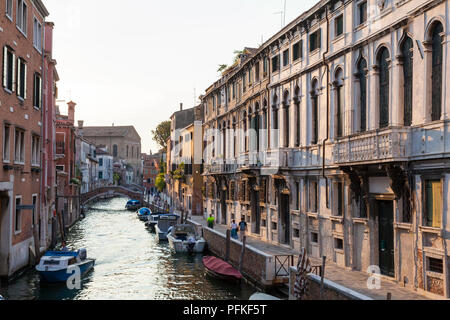 Rio di Santa Caterina, Cannaregio, Venise, Vénétie, Italie au coucher du soleil avec une vue vers le bas à la Scuola Grande della Misericordia Banque D'Images