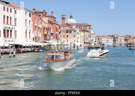 Voyages en groupe dans un taxi d'eau sightseeieing sur le Grand Canal, le Cannaregio, Venise, Vénétie, Italie dans le soleil d'été. Le tourisme, les touristes, les transports, voile Banque D'Images