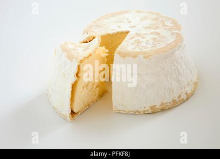 Cylindre en tranches de Fleur-de-Lis fromage au lait de vache Banque D'Images