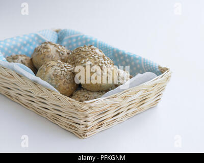 Les semences de blé au-dessus de petits pains de blé entier Servi dans panier en osier Banque D'Images