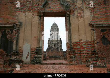 Thaïlande, Bangkok, Ayutthaya, Wat Ratchaburana, tour centrale vu à travers la porte de temple ruins Banque D'Images