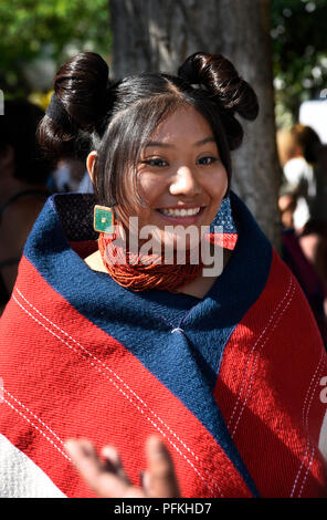 Une jeune Native American (Hopi) Femme portant des vêtements traditionnels Hopis et la coiffure au Santa Fe Marché indien Banque D'Images