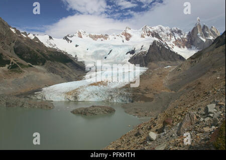 L'Argentine, la neige-couvertes de montagnes Cerro Torre avec Glaciar Grande qui se jettent dans la Laguna Torre dans Nacioinal Parque Los Glaciares Banque D'Images