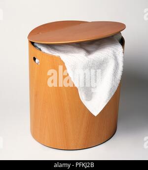 Panier à linge salle de bains avec sèche-serviettes suspendues sur le bord, close-up Banque D'Images