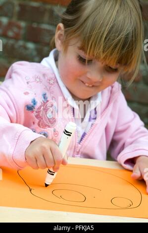 Girl drawing visage avec feutre, close-up Banque D'Images