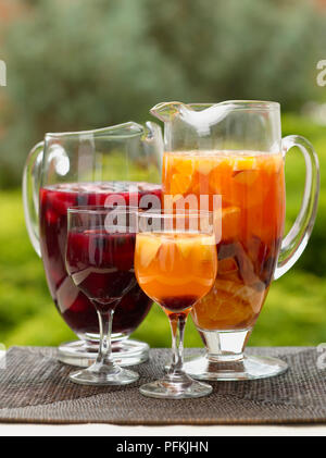 Deux pichets et verres de sangria classique faite avec du vin rouge et blanc de la sangria faite avec du vin blanc Banque D'Images