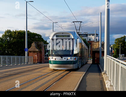 Tramway Express Nottingham, Nottinghamshire, arrêt village Wilford, England UK Banque D'Images