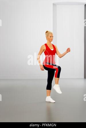 Young woman doing stretching exercice Banque D'Images