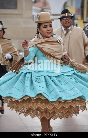 Potosi, Bolivie - Juillet 26, 2018 : les danseurs en costume traditionnel défilant à travers la ville de Potosi, avant le jour de l'indépendance de la bolivie Banque D'Images