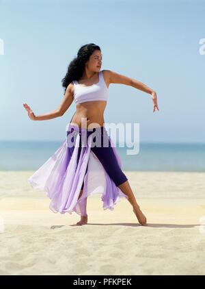 Femme de la danse du ventre sur la plage Banque D'Images