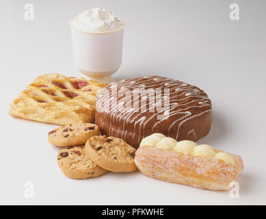 La crème glacée, les pâtisseries, les gâteaux au chocolat, biscuits, crème dessert Banque D'Images