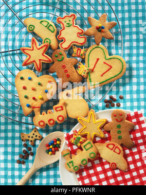 Biscuits de forme différente, y compris des cœurs et des étoiles, sur un fil d'huile et une plaque, vue d'en haut Banque D'Images