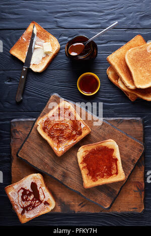 Délicieux toasts aussie avec du beurre et de la marmite - extrait de levure, une alimentation saine australienne propagation fabriqués à partir de restes de l'extrait de levure avec Banque D'Images