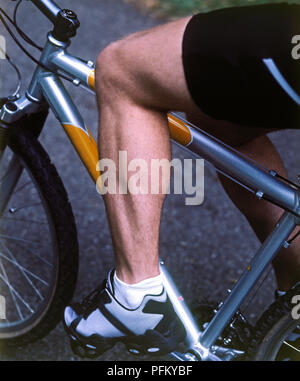 Close-up de tons de jambe d'un homme monté sur un vélo de montagne Banque D'Images