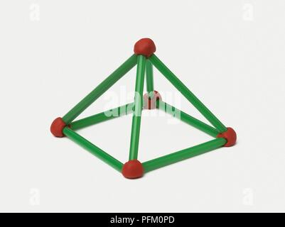 Pyramide en plastique pailles et d'argile à modeler Banque D'Images