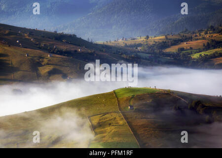 Lever du soleil d'été en Bucovine, Roumanie Banque D'Images