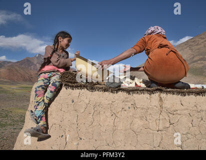 L'élevage de la famille kirghize kaiymak Pshart de fromage dans la vallée, le Tadjikistan Banque D'Images