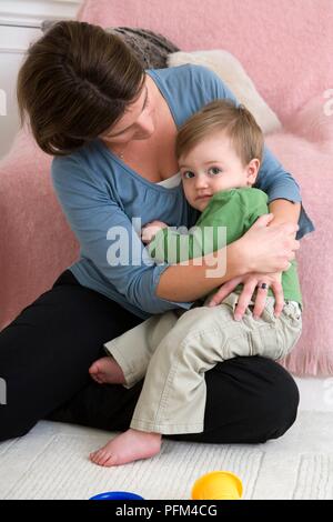Woman holding baby boy sur ses genoux Banque D'Images