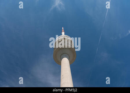La tour olympique de Munich, en Allemagne avec des nuages blancs et ciel bleu en arrière-plan. Banque D'Images