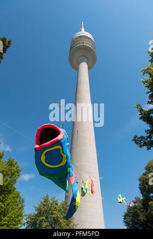 La tour olympique de Munich, en Allemagne avec des nuages blancs et ciel bleu en arrière-plan. Banque D'Images
