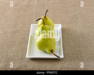 Trois poires sur une plaque rectangulaire Banque D'Images