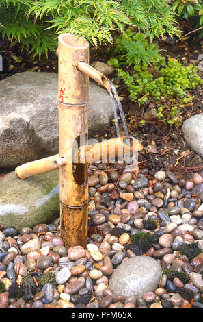 Fontaine de style japonais (shishi odoshi) en bambou Banque D'Images