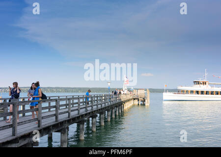 Utting am Ammersee : le lac Ammersee, navire à passagers "Utting', bateau, voilier, jetty, personnes, Oberbayern, Upper Bavaria, Bayern, Bavière, Allemagne Banque D'Images