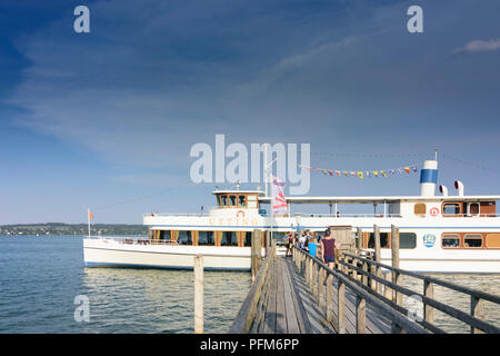 Utting am Ammersee : le lac Ammersee, navire à passagers "Utting', bateau, voilier, jetty, personnes, Oberbayern, Upper Bavaria, Bayern, Bavière, Allemagne Banque D'Images