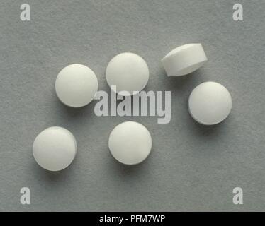 Six pilules blanches Banque D'Images