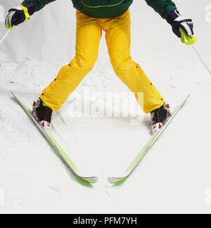 Skieur dans position chasse-neige, close-up Banque D'Images