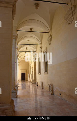 L'Italie, Lecce, la place du Duomo, cloître de la séminaire catholique. Avis et détails architecturaux. Banque D'Images