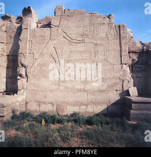 Egypte, Temple de Karnak complexe, soulagement de Pharaon et les prisonniers au 8ème pylône, sculptures murales de nombreuses images. Banque D'Images