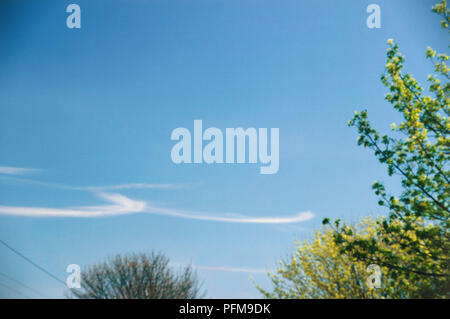 Cirrus nuage dans la forme d'une queue de juments dans un ciel bleu profond. Banque D'Images