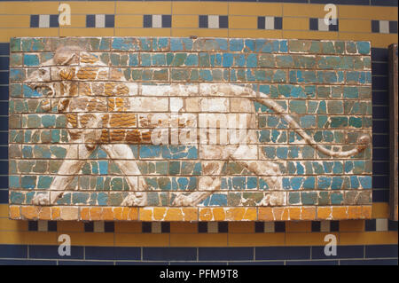 L'Asie, la Turquie, Istanbul, lion relief peint sur mur de briques, vue latérale du lion jaune féroce avec de grandes balades crinière contre fond vert. Banque D'Images
