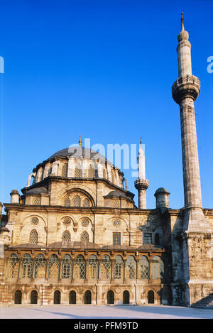 L'Asie, la Turquie, Istanbul, l'extérieur de la Tulipe baroque du xviiie siècle, la Mosquée Laleli Camii, grand dôme, de nombreuses fenêtres grillagées, minarets, ciel bleu en arrière-plan. Banque D'Images