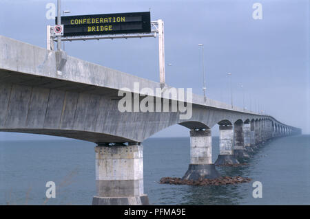 Canada, pont de la Confédération, vu du côté du Nouveau-Brunswick, menant vers l'Île du Prince Édouard Banque D'Images