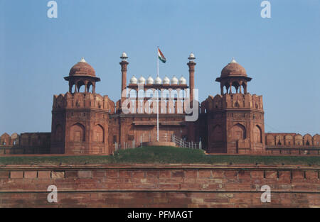 L'Inde, Delhi, Chandni Chowk, imposant la porte de Lahore, l'entrée principale de Fort Rouge, grès rouge avec garnitures en marbre blanc, lits jumeaux burj agissant en qualité de guet, télévision volant en centre. Banque D'Images