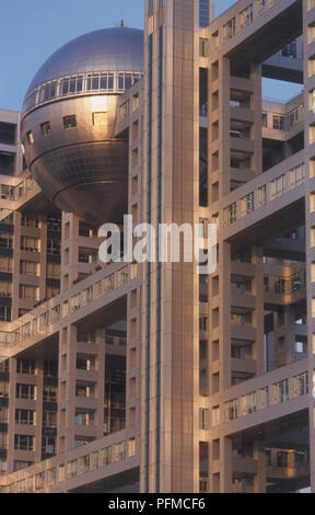 Japon, Tokyo, Odaiba, Fuji TV building, exemple d'architecture futuriste Banque D'Images