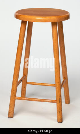 Tabouret en bois avec quatre pattes et siège plat, vue de face. Banque D'Images