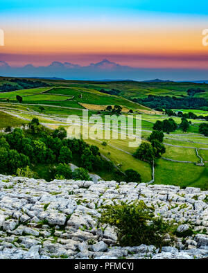 Sur Malham Cove, North Yorkshire Banque D'Images