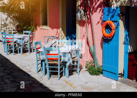 Vivid grec traditionnel de couleur lilas tavern sur l'étroite rue de la Méditerranée sur la chaude journée d'été Banque D'Images