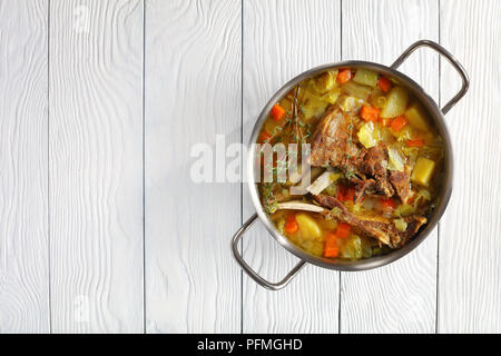 Soupe d'agneau islandais - kjotsupa dans une casserole en acier inoxydable le moule sur une table en bois, recette classique, vue d'en haut Banque D'Images